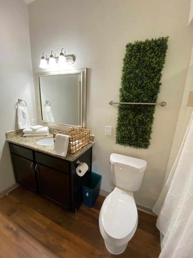 Spacious Galleria Cottage - Self Check In & Free Parking, 4 Beds 2 Bathrooms هيوستن المظهر الخارجي الصورة