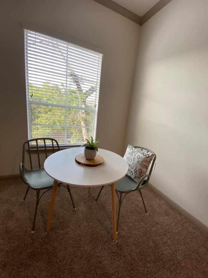 Spacious Galleria Cottage - Self Check In & Free Parking, 4 Beds 2 Bathrooms هيوستن المظهر الخارجي الصورة