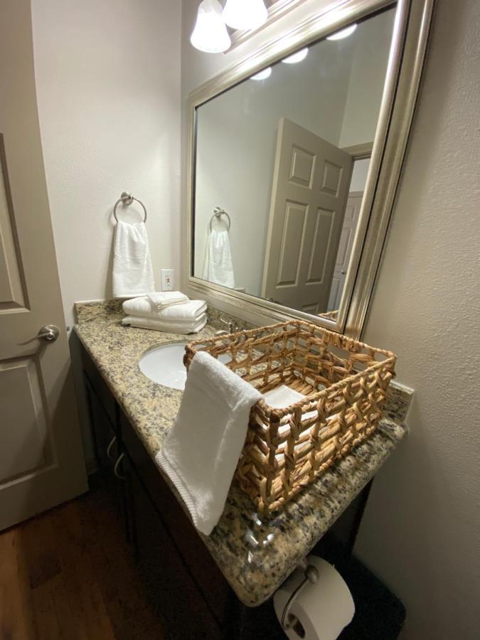 Spacious Galleria Cottage - Self Check In & Free Parking, 4 Beds 2 Bathrooms هيوستن المظهر الخارجي الصورة
